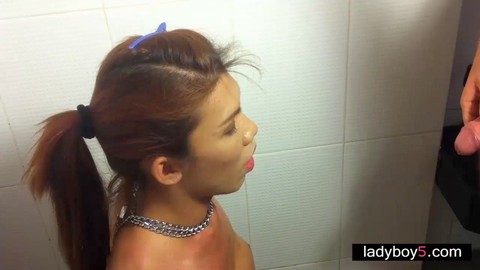 Una T-girl con enormi tette riceve una doccia dorata in bocca e fa un pompino