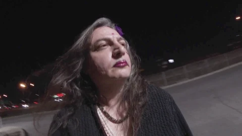 Une sissy transgenre mature profite d'un moment de détente en plein air un dimanche soir.