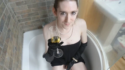 Toilet fuckslut Jenby Doll urina e beve la propria urina da un bicchiere di champagne.