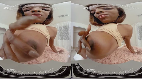 Porno en réalité virtuelle avec une sexy trans noire qui taquine et se donne du plaisir