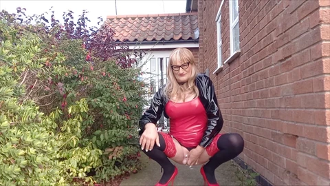 La transgender Gina si diverte all'aperto mentre fa pipì a bordo strada