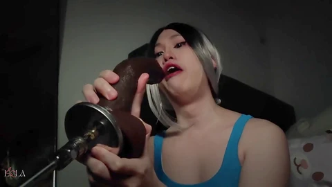 La t-girl inesperta Femmebunnycd si dedica all'azione solitaria con un dildo al buio