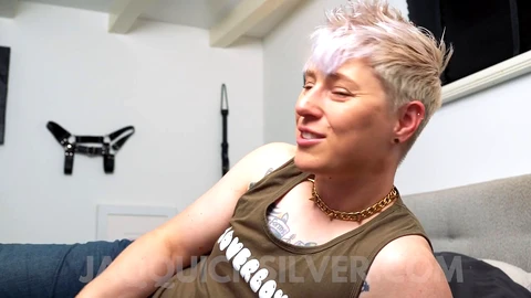 El compañero de cuarto te tienta con su porno trans casero - atrapado por FtM Jaq Quicksilver