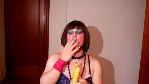 El travesti amateur español disfruta dando sexo oral y masturbación