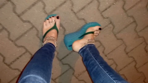Crossdressers in public, 人妖的脚
