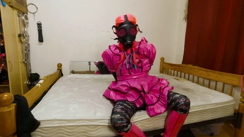 Sirvienta sissy con armbinder y máscara de gas disfruta de un poco de auto-atadura mientras mantiene su virginidad.