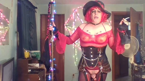 Crossdresser spielt mit Dildos und masturbiert