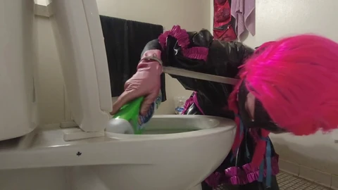 Angekettete Sissy-Maid reinigt die Toilette in Bondage