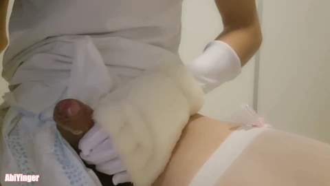 Femboy gattino che si masturba e riempie il suo pannolino