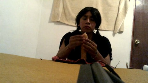 Joselynne Crossdresser toma un gran dildo profundo en una sesión oral salvaje