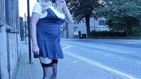 Emmahuntcock, die vollbusige Crossdresserin, zeigt ihre sexy Strümpfe im Freien auf einer Hauptstraße
