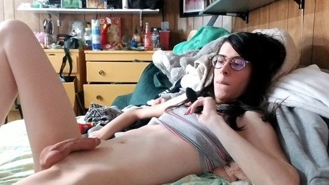 Travestis disfrutando de acción anal con un vibrador