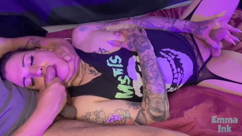 Este lindo femboy sissy da la mejor mamada de todas con un gran pene negro