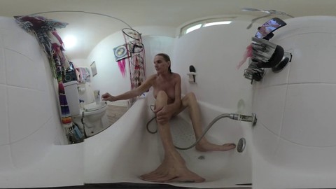 La sesión de masturbación en solitario y baño de Lizzy Yum con su juguete anal favorito