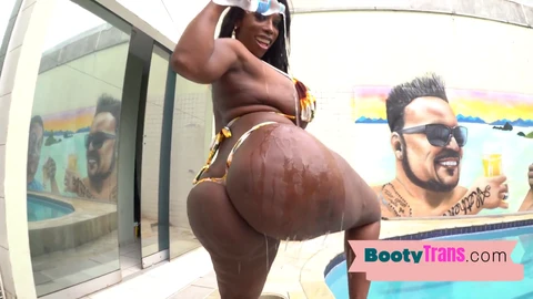 Ebony shemale with a big booty twerks and deepthroats her hung lover
